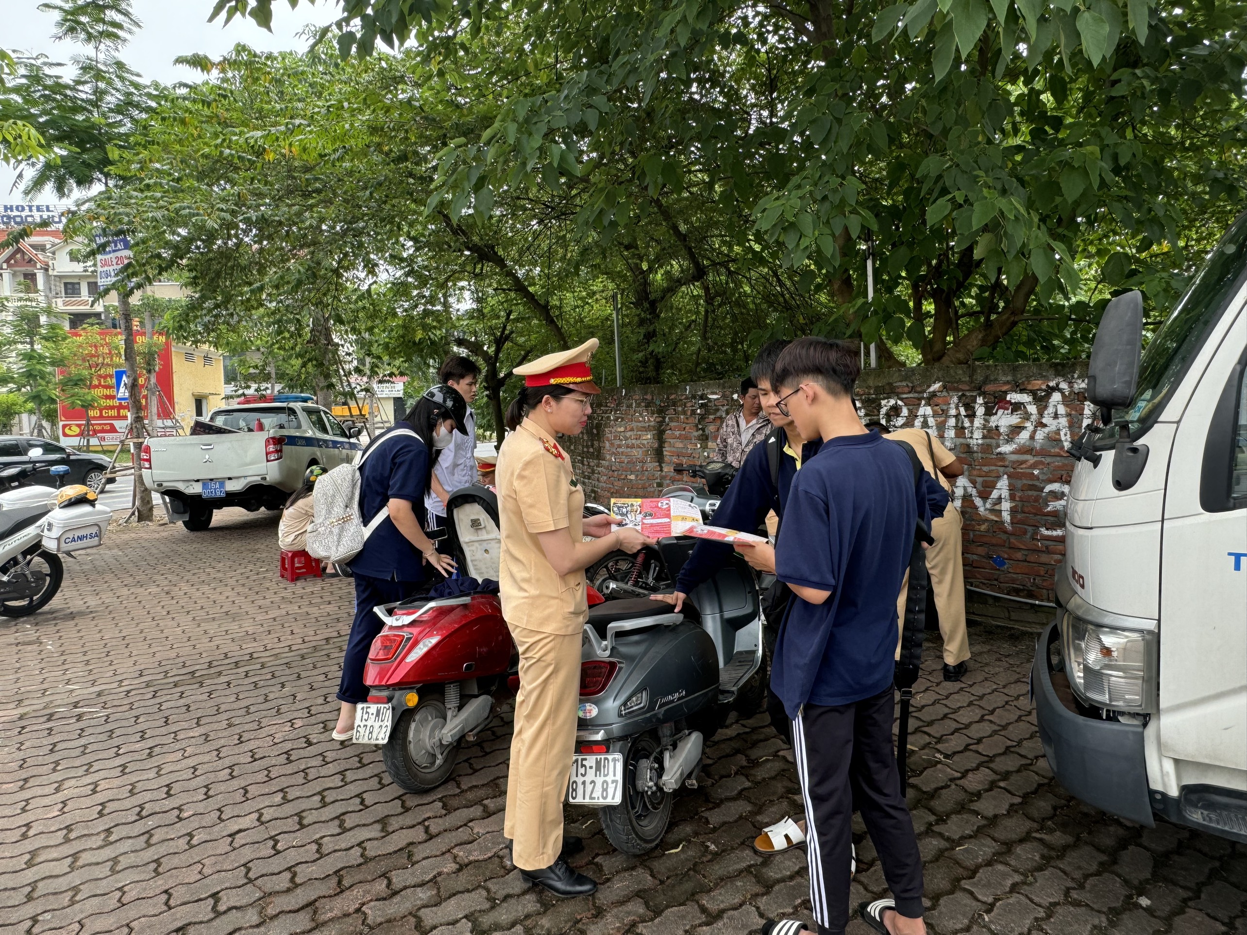 Nhắc nhở 30 học sinh, sinh viên chấp hành quy định an toàn giao thông